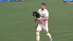 UTC de Cajamarca vs. Sporting Cristal: perro se mete a la cancha y lo saca Nicolás Ortiz
