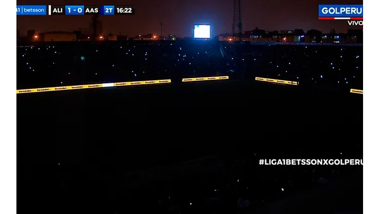 ¡APAGÓN EN MATUTE! Se fueron las luces en el Alianza ante Atlético. (Foto: Captura de pantalla)