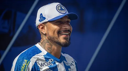 Paolo Guerrero causa furor con venta de camisetas tras su llegada al Avaí FC. Foto. Leandro Boeira