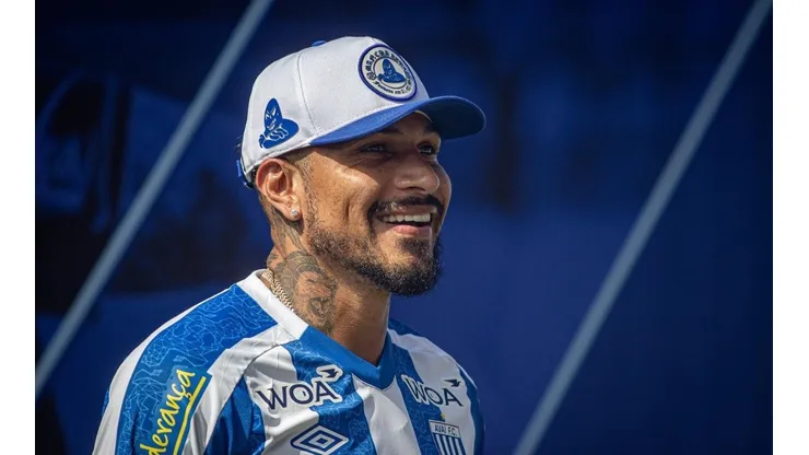 Paolo Guerrero causa furor con venta de camisetas tras su llegada al Avaí FC. Foto. Leandro Boeira