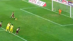 Frenesí en todo su esplendor: Novick marcó de penal el 1-0 para la 'U'. (Foto: Captura de pantalla)