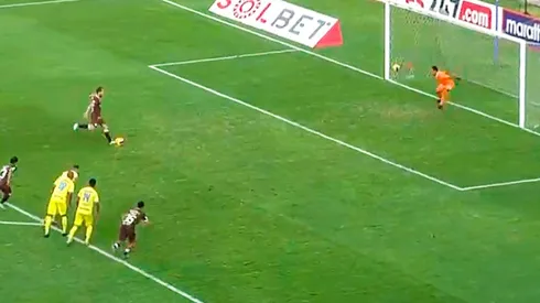 Frenesí en todo su esplendor: Novick marcó de penal el 1-0 para la 'U'. (Foto: Captura de pantalla)
