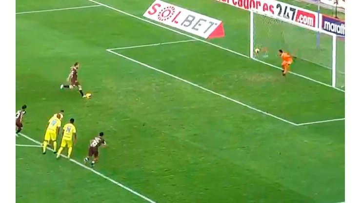 Frenesí en todo su esplendor: Novick marcó de penal el 1-0 para la 'U'. (Foto: Captura de pantalla)