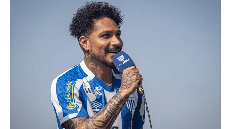 Paolo Guerrero fue presentado oficialmente en el Avaí de Brasil
