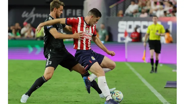 Santiago Ormeño responde a las críticas de los aficionados de las Chivas. Foto: Getty