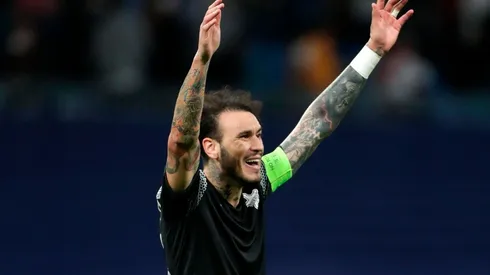 Hinchas del Sheriff Tiraspol le dedicaron un emotivo mensaje de despedida a Gustavo Dulanto. Foto: Getty