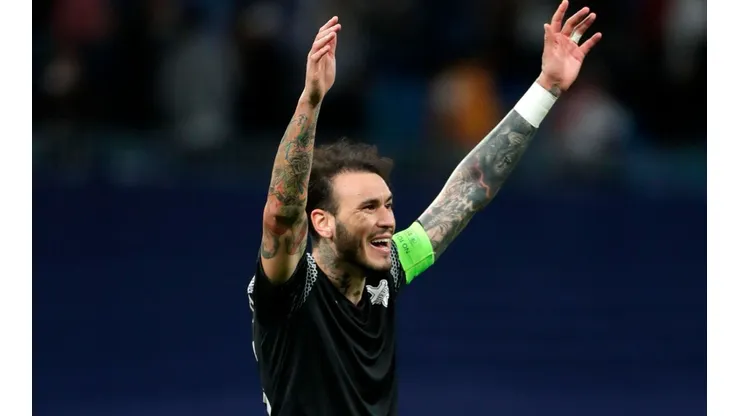 Hinchas del Sheriff Tiraspol le dedicaron un emotivo mensaje de despedida a Gustavo Dulanto. Foto: Getty