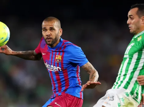 Dani Alves golpea la mesa tras su salida de Barcelona