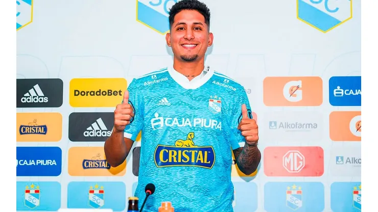 Joffré Escobar fue presentado oficialmente como nuevo delantero de Sporting Cristal. Foto: Sporting Cristal