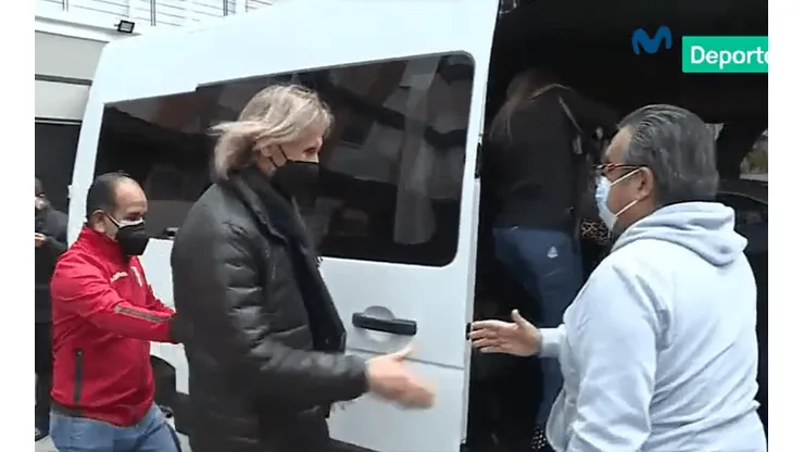 Ricardo Gareca brindó unas cortas declaraciones antes de partir rumbo al aeropuerto Jorge Chávez. Foto: Movistar Deportes