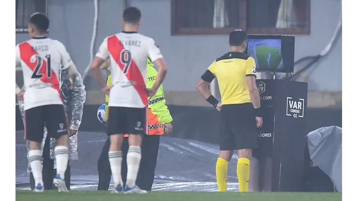Roberto Tobar en el ojo del huracán
