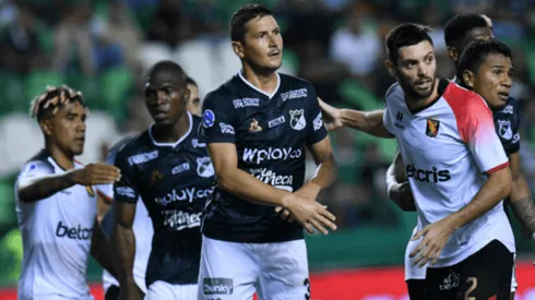 Colombianos y peruanos empataron en la ida