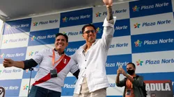 Gianluca Lapadula presentó su libro oficial este viernes 24 de junio ante cientos de hinchas de la 'Blanquirroja'. Foto: Julio Reaño