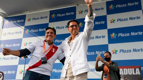 Gianluca Lapadula presentó su libro oficial este viernes 24 de junio ante cientos de hinchas de la 'Blanquirroja'. Foto: Julio Reaño