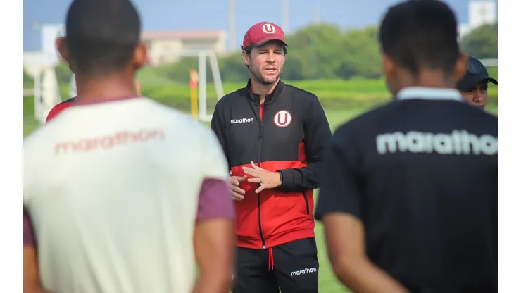 Manuel Barreto dirigió el entrenamiento de Universitario de este viernes. Foto: Universitario