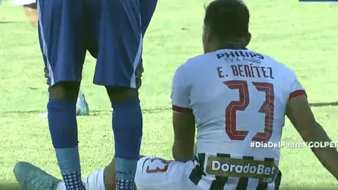 ¿Se ahogó en la altura? Edgar Benítez salió 'lesionado' e hinchas lo destrozan