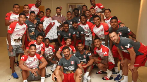 Pizarro junto al plantel en Barcelona