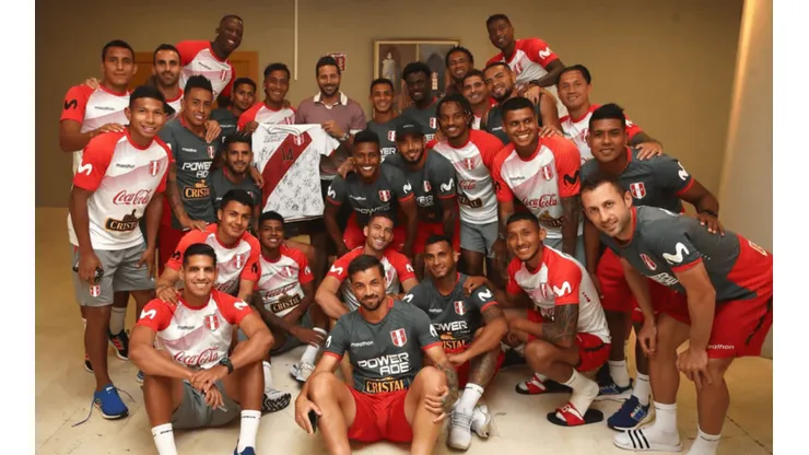 Pizarro junto al plantel en Barcelona