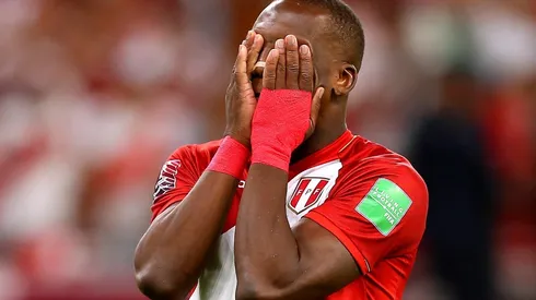 Luis Advíncula no soportó la tristeza de la eliminación de Perú y lloró luego de fallar su penal ante Australia. (Foto: Getty Images)