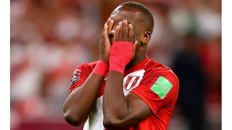 Luis Advíncula no soportó la tristeza de la eliminación de Perú y lloró luego de fallar su penal ante Australia. (Foto: Getty Images)