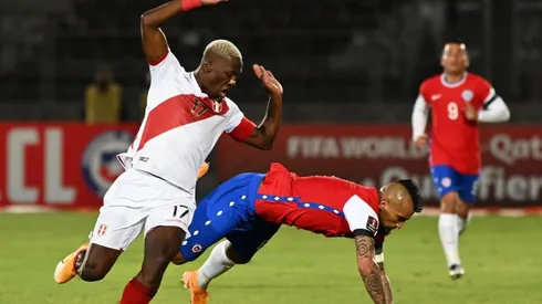Arturo Vidal jugando contra Perú