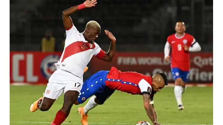 Arturo Vidal jugando contra Perú