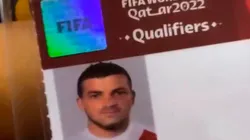 Gabriel Costa y el gracioso momento tras percatarse de un error en su credencial. Foto: GolPerú