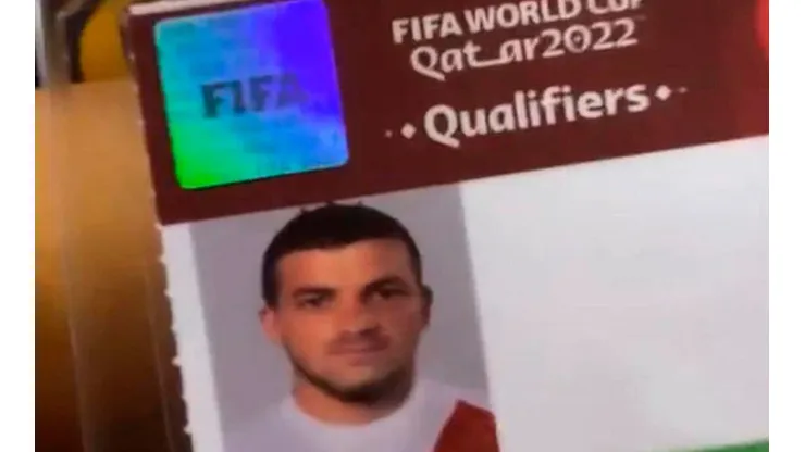 Gabriel Costa y el gracioso momento tras percatarse de un error en su credencial. Foto: GolPerú