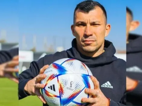 ¿Sabe algo que el resto no? Gary Medel posa con la pelota del Mundial