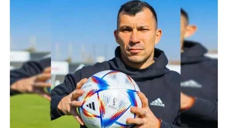 Gary Medel con la pelota del Mundial
