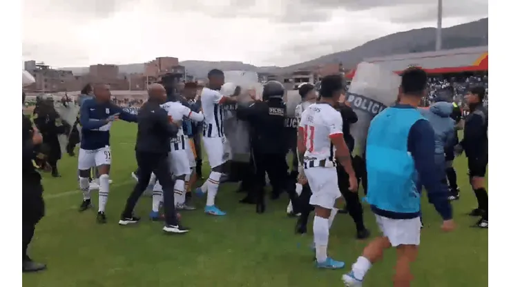 Jugadores de Alianza Lima reclamaron efusivamente al árbitro del partido ante Sport Huancayo