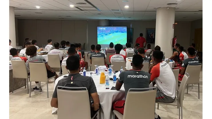 La Selección Peruana observó atentamente el duelo entre Australia y Emiratos Árabes. Foto: ESPN Perú
