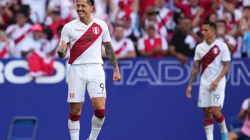 Lapadula celebrando con la camiseta peruana