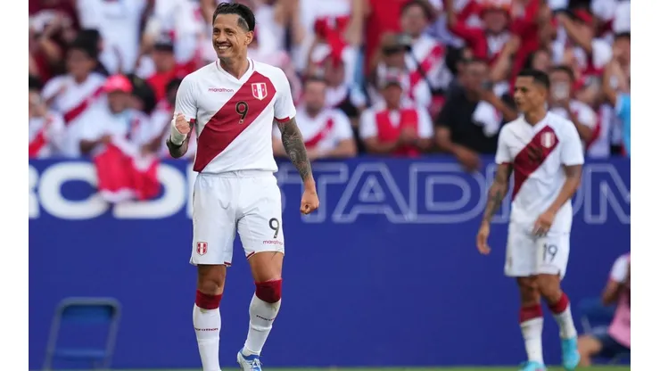 Lapadula celebrando con la camiseta peruana