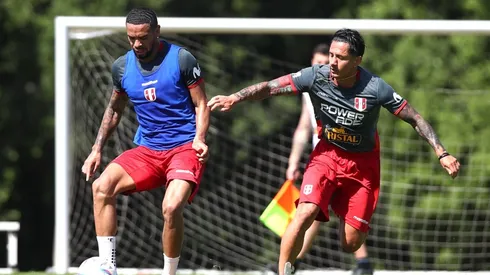 Gianluca Lapadula no pudo superar a Alexander Callens en los entrenamientos de la Selección Peruana. Foto: FPF