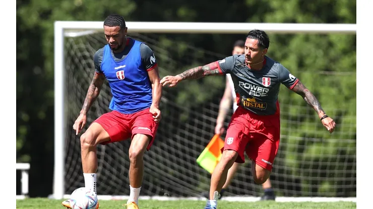 Gianluca Lapadula no pudo superar a Alexander Callens en los entrenamientos de la Selección Peruana. Foto: FPF