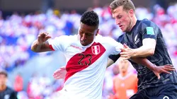 Pedro Aquino durante el duelo entre Perú y Nueva Zelanda. (Foto: Getty Images)