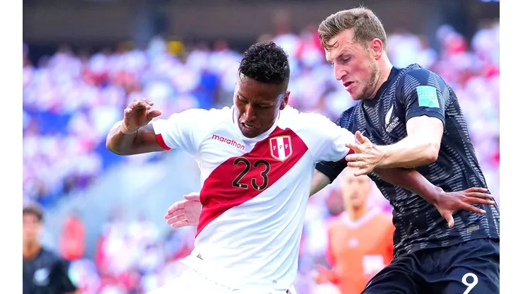 Pedro Aquino durante el duelo entre Perú y Nueva Zelanda. (Foto: Getty Images)