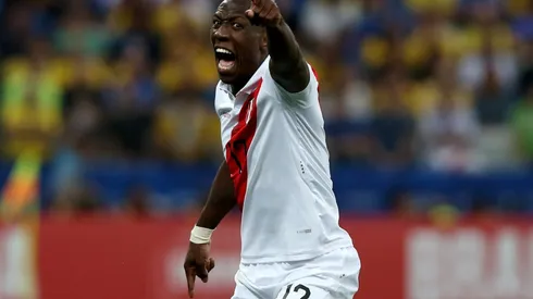 Luis Advíncula llegaría al 100% para afrontar el repechaje con la Selección Peruana. Foto: Getty