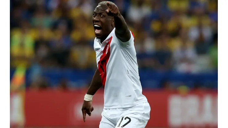 Luis Advíncula llegaría al 100% para afrontar el repechaje con la Selección Peruana. Foto: Getty