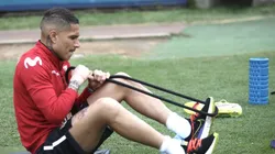 Paolo Guerrero confirmó que se quedará entrenando en la Videna y no viajará a Barcelona. Foto: América TV