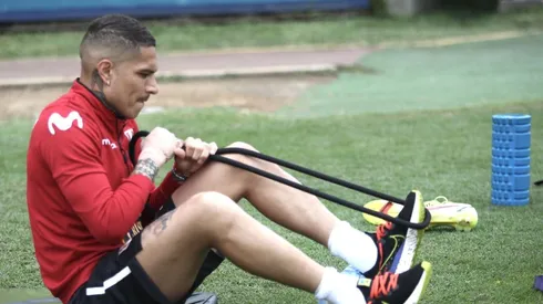 Paolo Guerrero confirmó que se quedará entrenando en la Videna y no viajará a Barcelona. Foto: América TV