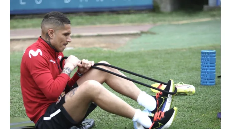 Paolo Guerrero confirmó que se quedará entrenando en la Videna y no viajará a Barcelona. Foto: América TV