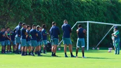 Plantel de Alianza Lima sufrió la interrupción de su entrenamiento debido a una multitud de hinchas 'blanquiazules'. Foto: GLR