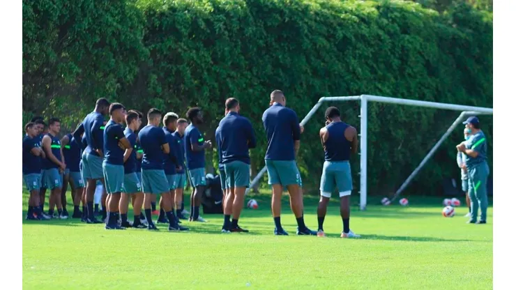 Plantel de Alianza Lima sufrió la interrupción de su entrenamiento debido a una multitud de hinchas 'blanquiazules'. Foto: GLR