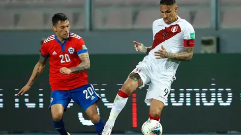 Paolo Guerrero es seguido por el fútbol chileno