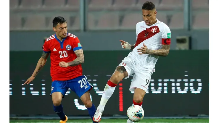 Paolo Guerrero es seguido por el fútbol chileno