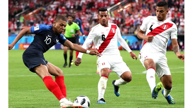 Mbappé jugando contra Perú en Rusia 2018