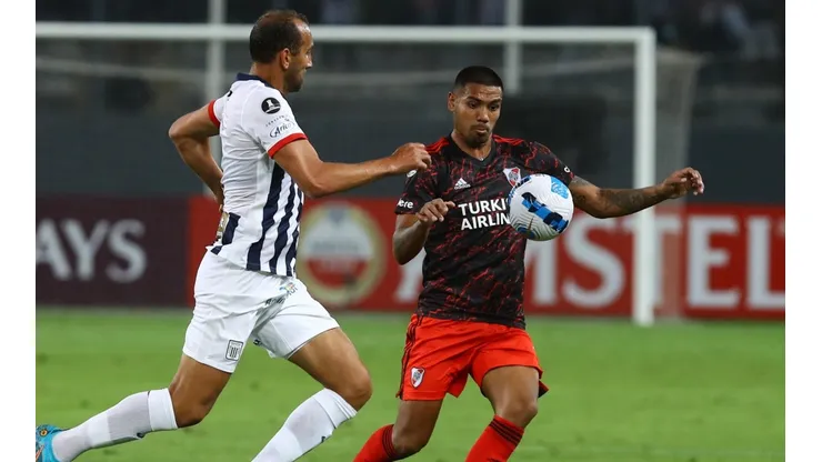 Alianza juega por el honor ante River