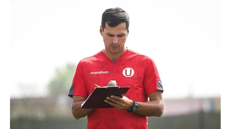 Jorge Araujo, DT de Universitario, habló sobre Ángel Cayetano y la posición donde viene siendo usado. Foto: Universitario